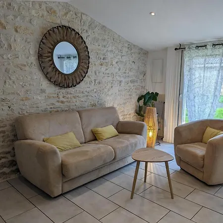 Maison Charentaise Avec Piscine Chauffee, Jardin Prive Et Proche Commerces, Ideale Pour Couples - Fr-1-653-228 *