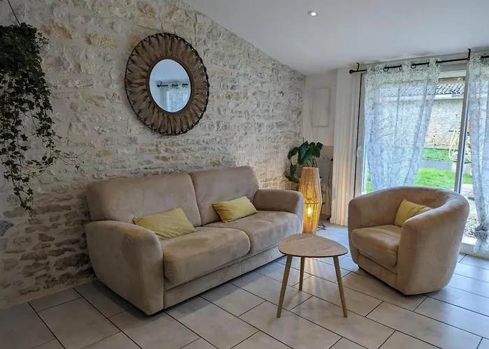 Maison Charentaise Avec Piscine Chauffee, Jardin Prive Et Proche Commerces, Ideale Pour Couples - Fr-1-653-228 *