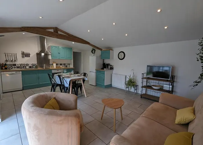 Maison Charentaise Avec Piscine Chauffee, Jardin Prive Et Proche Commerces, Ideale Pour Couples - Fr-1-653-228 Aunac-sur-Charente