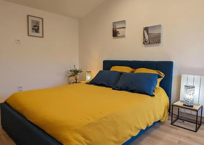 Maison Charentaise Avec Piscine Chauffee, Jardin Prive Et Proche Commerces, Ideale Pour Couples - Fr-1-653-228 *