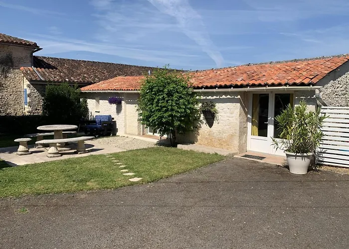 펜션 Maison Charentaise Avec Piscine Chauffee, Jardin Prive Et Proche Commerces, Ideale Pour Couples - Fr-1-653-228 Aunac-sur-Charente